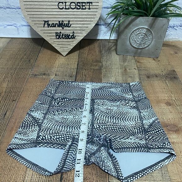 Lululemon In Movement Short *Everlux 2.5"
Swerve Vapor Metal Grey - Picture 4 of 14